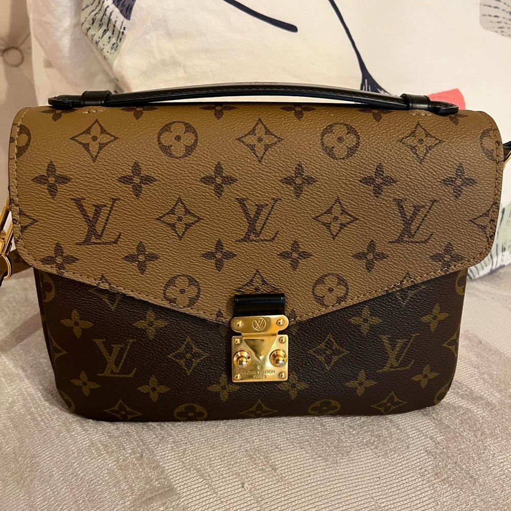 Beautiful Louis Vuitton crossbody hand bag